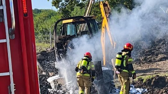 Pożar wozidła budowlanego w Mietniowie. Na miejscu strażacy i policja