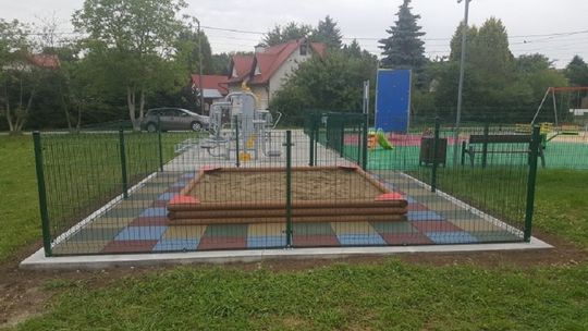 Prace remontowe na placu zabaw w Łysokaniach