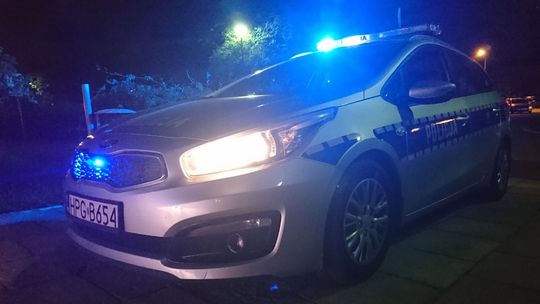 Przebrał się za pracownika salonu i chciał odjechać autem za 200 tys. zł! Złodzieja zatrzymał szlaban
