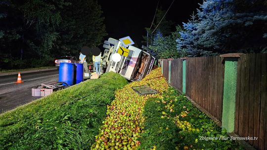 Przyborów. Samochód ciężarowy wiozący jabłka wpadł do rowu. Poszkodowany w szpitalu