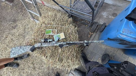 Rodzinna awantura zakończyła się zatrzymaniami. Ojciec wskazał narkotyki synów, oni ujawnili jego broń
