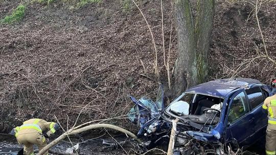 Rozbity samochód w rzece, wcześniej zderzył się z maszyną i barierami. Służby nikogo nie zastały Rozbity samochód w rzece, wcześniej zderzył się z maszyną i barierami. Służby nikogo nie zastały