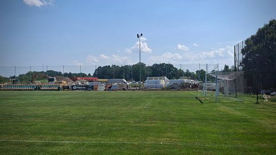 Ruszają prace przy stadionie Piłkarza Podłęże. Powstanie nowe dojście do trybun