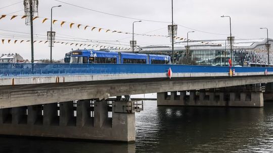 Samochody wracają na most Grunwaldzki w Krakowie