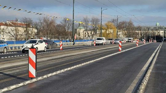 Samochody wróciły na most Grunwaldzki w Krakowie, dwa tygodnie przed terminem