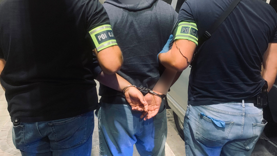Seniorka ze Skawiny straciła niemal milion złotych. Policjanci zatrzymali osoby związane z oszustwami