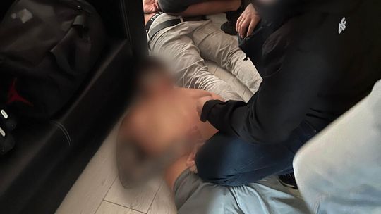 Skok na jubilera za 600 tys. zł! Policja dopadła podejrzanych w Krakowie. Narkotyki wyrzucali przez okno