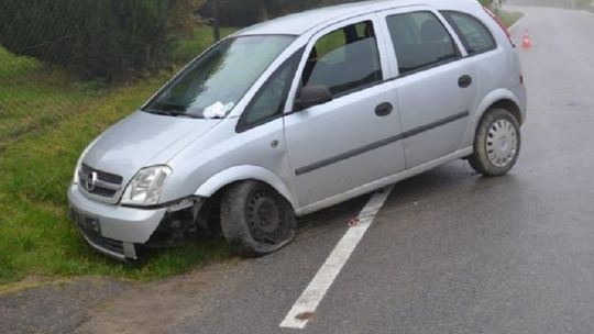 SKRADZIONYM POJAZDEM WJECHAŁ DO ROWU