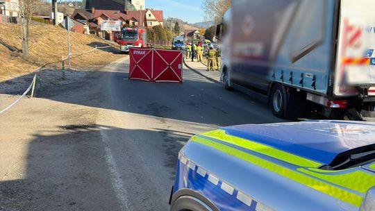 Śmiertelne potrącenie pieszej w Rdzawce – droga całkowicie zablokowana