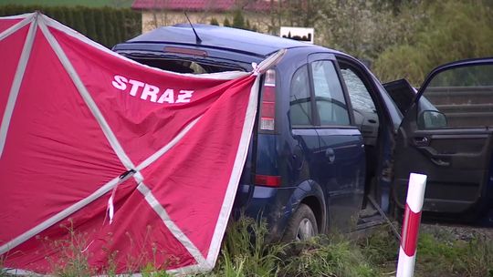 Śmiertelny wypadek na przejeździe kolejowym w Małopolsce. Auto wjechało pod pociąg