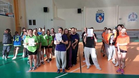 Sportowe emocje w Gminie Biskupice – koszykówka dziewcząt i chłopców