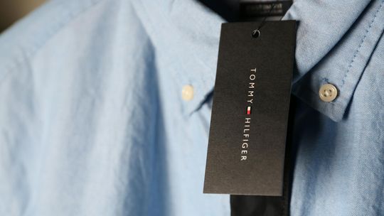 Styl i Klasa na Co Dzień: Odkryj Świat Tommy Hilfiger