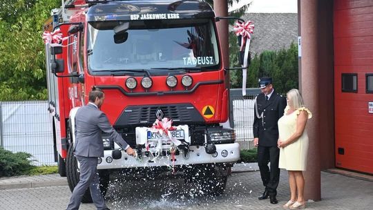 „Tadeusz” oficjalnie przekazany strażakom z OSP Jaśkowice. Nowy wóz kosztował ponad milion złotych