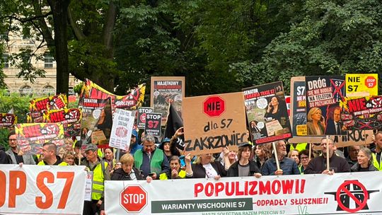 „Tak dla S7, ale nie przez nasze gminy”. Mieszkańcy Wieliczki i Niepołomic protestowali dziś w Krakowie
