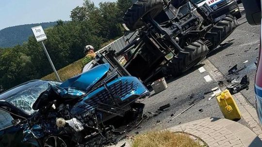 Tragiczny finał wypadku na DK28. Nie żyje 18-letni traktorzysta