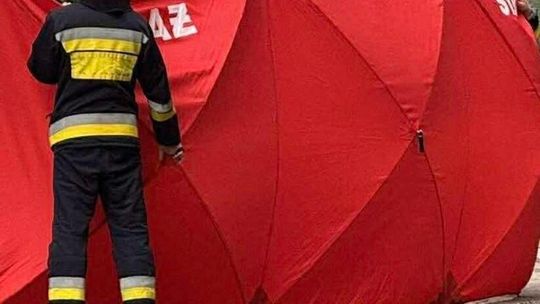 Tragiczny wypadek w Wilkowisku. Ciągnik przewrócił się i przygniótł kierowcę. Mężczyzna nie żyje