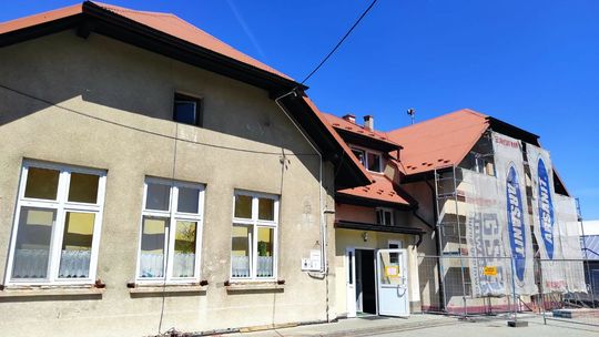 Trwa termomodernizacja Szkoły Podstawowej w Wiatowicach. Inwestycja za 945 tys. zł