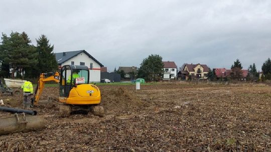 Gdów. Trwają prace przy budowie nowej drogi łączącej Szkołę Podstawową i Przedszkole z ul. Łapanowską