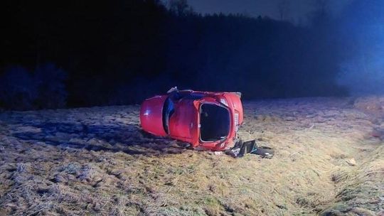 Trzy kobiety w szpitalu po dachowaniu samochodu w Bochni Trzy kobiety w szpitalu po dachowaniu samochodu w Bochni