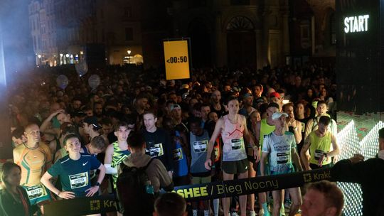 Tysiące ludzi wybiegło nocą na ulice Krakowa. To, co działo się na trasie OSHEE Bieg Nocny przerosło oczekiwania organizatorów