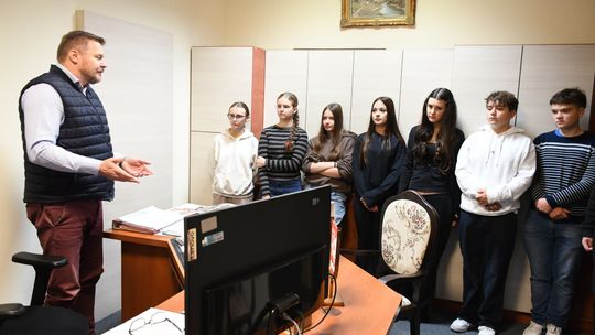 Uczniowie zajrzeli za kulisy pracy Urzędu Gminy Gdów. Poznali samorząd od kuchni