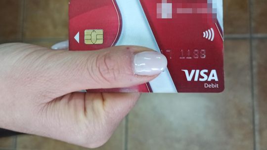 Ukradła kartę bankomatową a następnie zapłaciła nią za zakupy