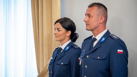 Uratowali dwoje ludzi z płonącego domu w Polance. Policjanci z Myślenic zostali nagrodzeni za bohaterską akcję