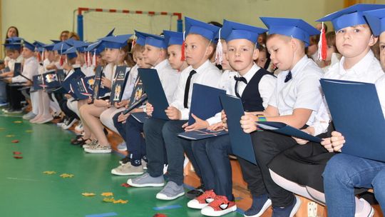 Uroczystość ślubowania w SP w Łazanach