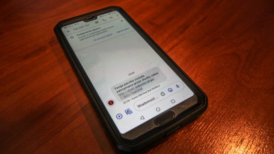 Uwaga na oszustwa telekomunikacyjne, których przykłady prezentujemy poniżej.