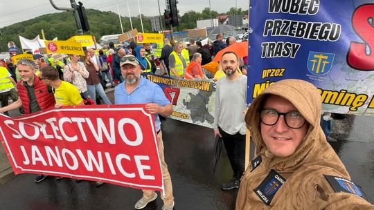 W deszczu protestowali przeciwko S7. Wieliczka mówi „nie” trasie przez gminę