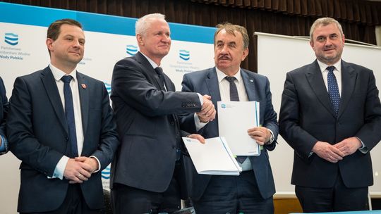 W Łapanowie podpisano umowę na modernizacje wałów przeciwpowodziowych W Łapanowie podpisano umowę na modernizacje wałów przeciwpowodziowych