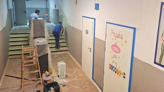 Wakacyjne remonty w szkołach gminy Niepołomice. Prace trwają m.in. w Suchorabie