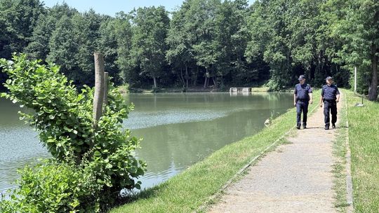 Wieliccy policjanci kontrolują miejsca odpoczynku oraz przypominają, jak dbać o bezpieczeństwo nad wodą