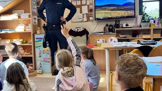 Wieliccy policjanci rozmawiali z uczniami Montessori o bezpieczeństwie i przeciwdziałaniu przemocy rówieśniczej