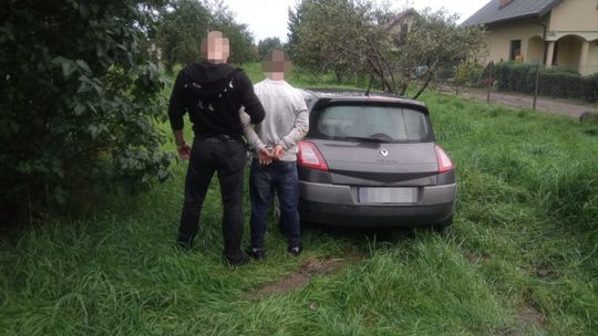 Wieliccy policjanci ustalili i zatrzymali sprawcę kradzieży katalizatora oraz uszkodzenia opon