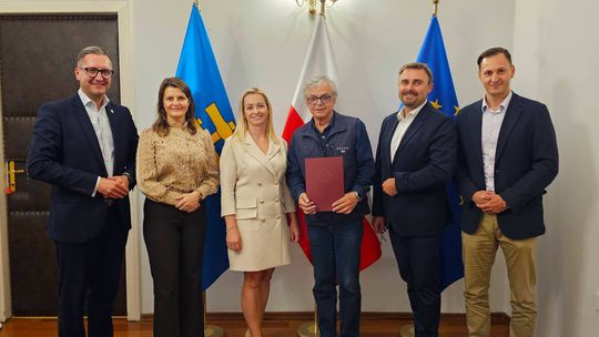 Wieliczka. Dach hali przy Szkole Podstawowej nr 3 przejdzie kompleksową modernizację. Umowa podpisana