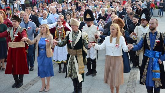 Wieliczka. Międzypokoleniowy polonez na ponad sto par