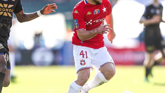 Wisła wygrywa z Hutnikiem w pucharowych derbach. Piękny gol Kacpra Dudy