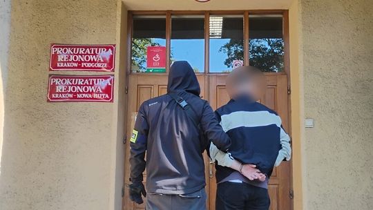Wpadli podczas policyjnej akcji w Krakowie! Dwaj Ukraińcy podawali się za adwokatów. W pokoju jednego z nich znaleziono pieniądze