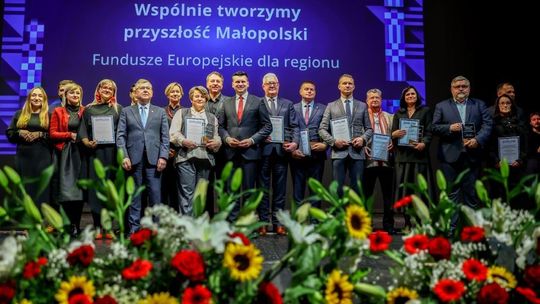 Wspólnie tworzymy przyszłość Małopolski. Fundusze Europejskie. Wśród nagrodzonych Starostwo w Bochni Wspólnie tworzymy przyszłość Małopolski. Fundusze Europejskie. Wśród nagrodzonych Starostwo w Bochni
