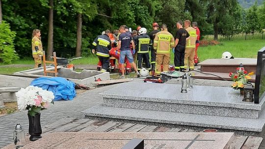 Wypadek na cmentarzu w Dobranowicach. Lądował śmigłowiec LPR