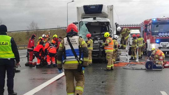 Wypadek samochodów ciężarowych 437 km autostrady A4