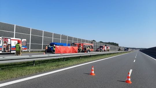 Wypadek samochodu dostawczego z dźwigiem budowlanym. Na autostradzie A4 lądował helikopter LPR 