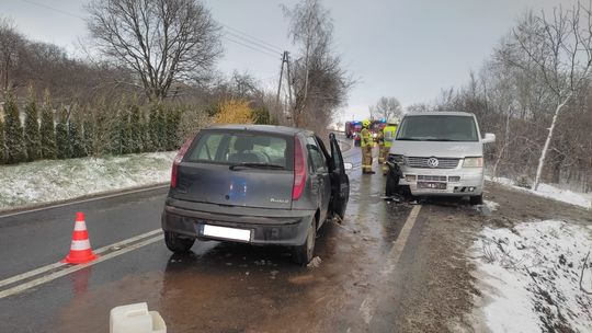 Wypadek samochodu osobowego z samochodem dostawczym w miejscowości Trzciana