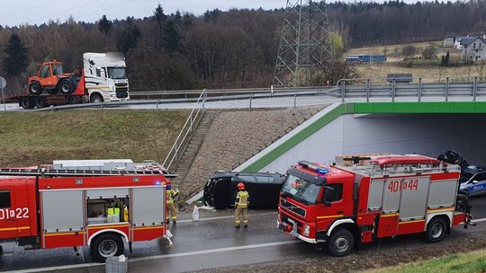 Wypadek w Bochni. Samochód potrącił kobietę i uderzył w wiadukt drogowy