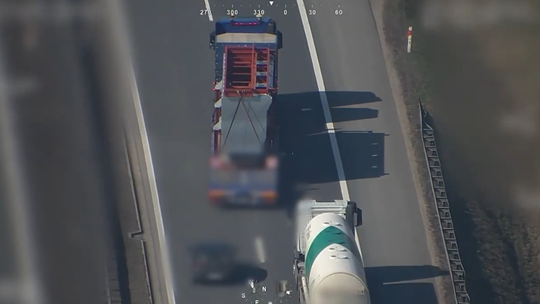 Wyprzedzanie ciężarówek na autostradach pod lupą policji. Kiedy jest dozwolone, a kiedy grozi mandat? Wyprzedzanie ciężarówek na autostradach pod lupą policji. Kiedy jest dozwolone, a kiedy grozi mandat?