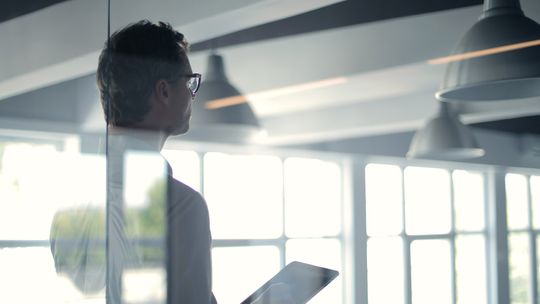 Zarobki CEO, założycieli startupów i prezesów firm – jakie są różnice?