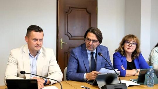 Zarząd Powiatu Wielickiego z wotum zaufania i absolutorium za 2025 rok. Samorząd podkreśla stabilne finanse i pierwszy wynik w Małopolsce