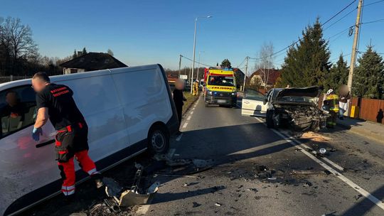 Zdarzenie drogowe na ul. Krakowskiej w Świątnikach Górnych – jedna osoba trafiła do szpitala
