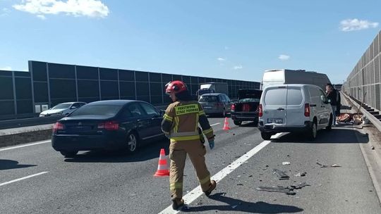 Zdarzenie na A4 pod Bochnią. Cztery pojazdy zderzyły się w kierunku Krakowa Zdarzenie na A4 pod Bochnią. Cztery pojazdy zderzyły się w kierunku Krakowa